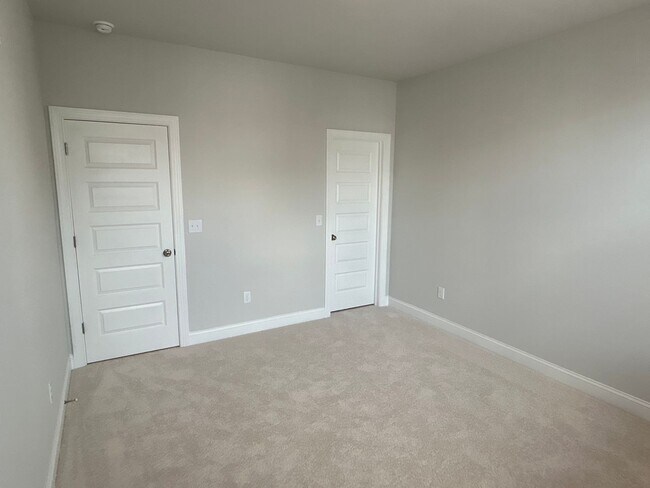Building Photo - Luxury Condo in Raleigh - 3 beds|2.5 baths...