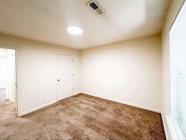 Building Photo - 470 Martha Ln