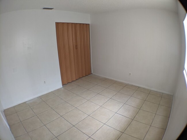 Building Photo - 3 Bedroom, 2 Bathrooms Apartment with Wate...