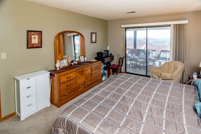 Building Photo - 2 Bed & 2 Bath Condo