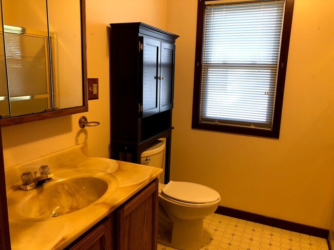 Building Photo - Charming 2BR,1 bath house with updated app...