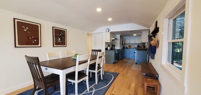 Building Photo - Pre-Leasing Winter and Spring Furnished Rental