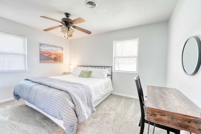 Building Photo - 1308 SE E St