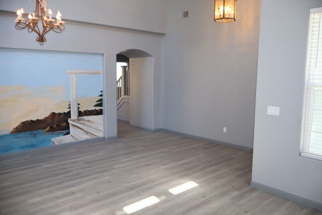 Building Photo - Spacious 5 Bedroom 3 Bath home in Harden Ranch