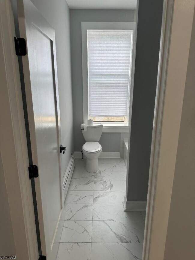 Building Photo - 372 Main St