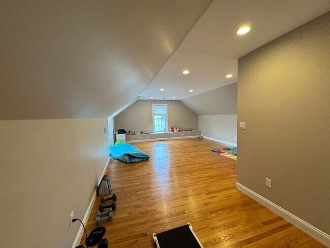 Building Photo - Waltham 3 bed 2.5 Bath