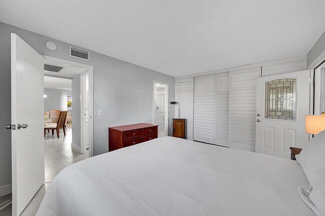 Building Photo - 646 Flanders N