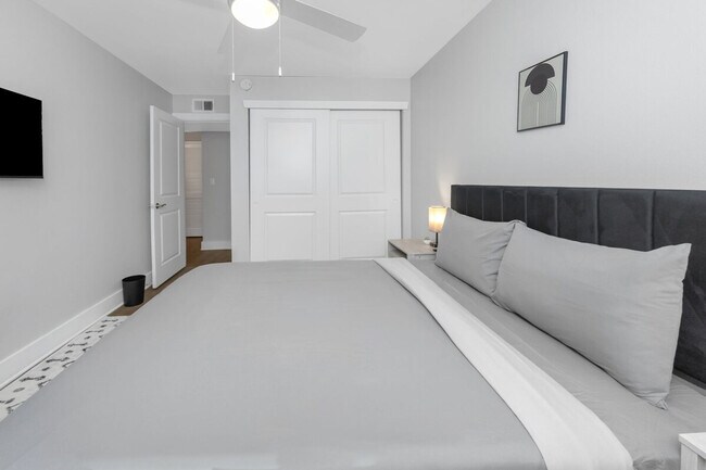 Building Photo - 4301 W Cleveland St