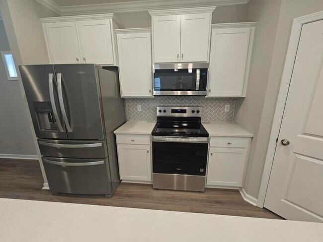 Building Photo - 1 year old 5 bedroom home w community pool!