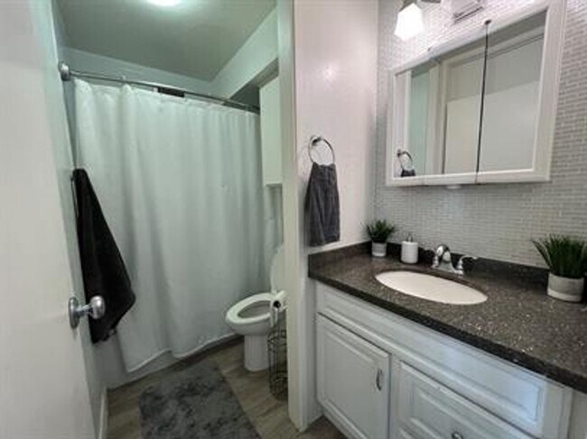 Building Photo - Available now | A Unfurnished 2 Bedroom, 1 Bath Apartment with 1 Assigned parking in Alexander To...