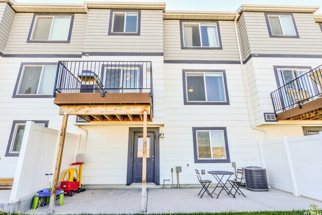 Building Photo - 15030 Gallant Dr