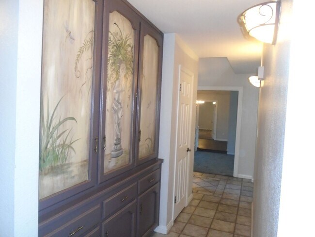 Building Photo - NW - CUSTOM HOME WITH POOL!!