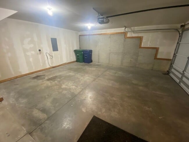 Building Photo - 3044 SW Sharmin Ln