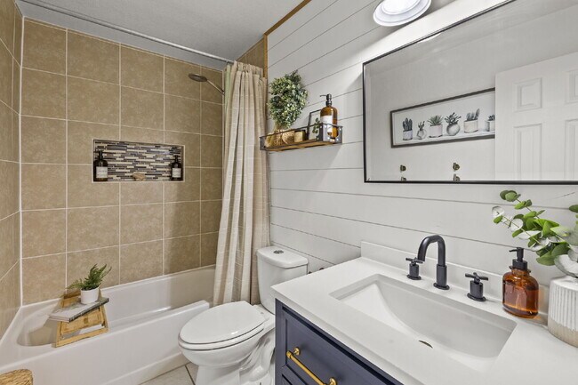 Building Photo - Modern Comfort Meets Charm – Beautifully U...