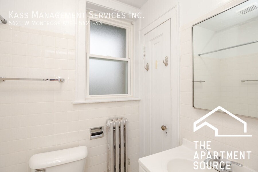 Building Photo - 5421 W Montrose Ave