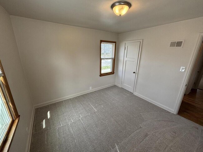 Building Photo - W63N399 Hillcrest Ave