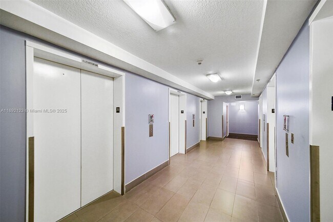 Building Photo - 1200 Brickell Bay Dr