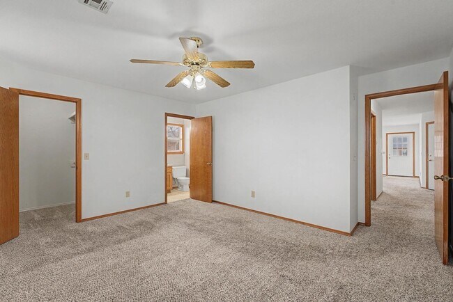Building Photo - Welcome to this charming 2-bedroom, 2-bathroom home