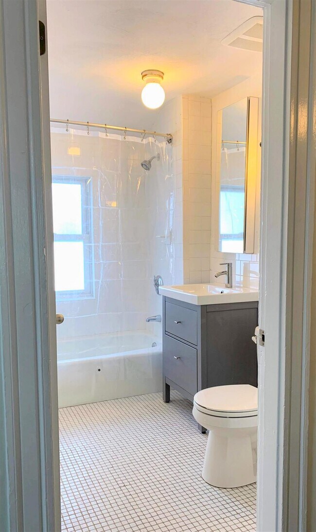 Building Photo - 98 Bristol Rd