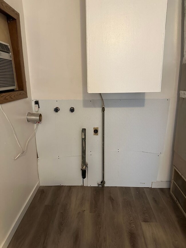 Building Photo - 3 Bedroom Home For Rent
