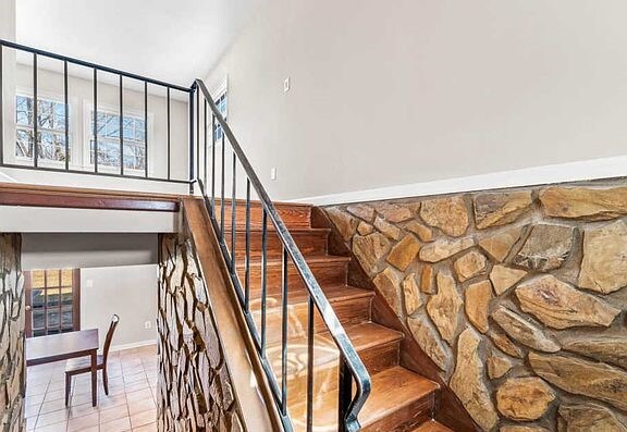 Building Photo - 303 E Staunton Ave