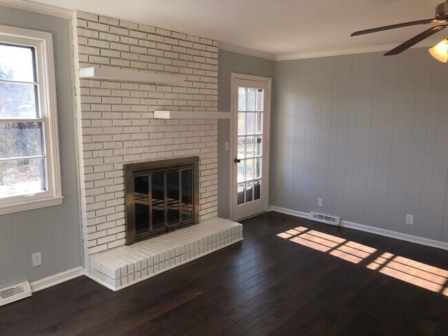 Building Photo - Charming single-level ranch home offers 4 bedrooms and 2 bathrooms in Brentwood