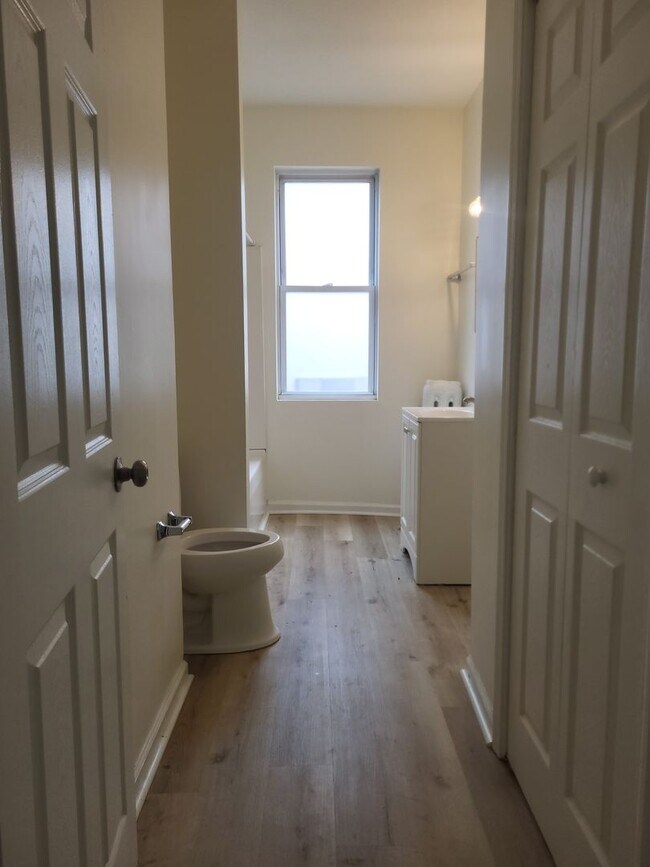 Building Photo - 225 Park Ave