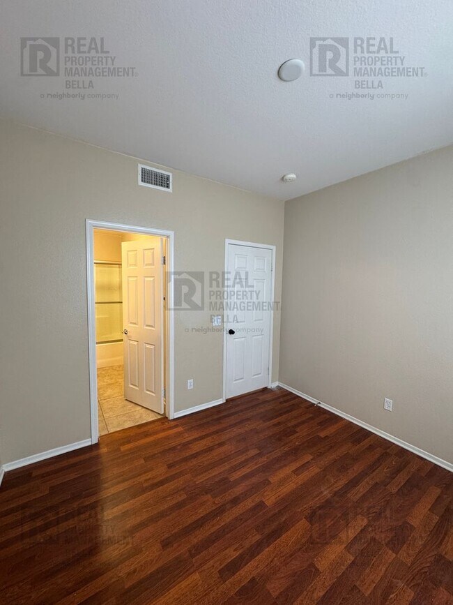 Building Photo - Spacious & Stylish 5-Bed, 3-Bath Home in Prime Murrieta Location