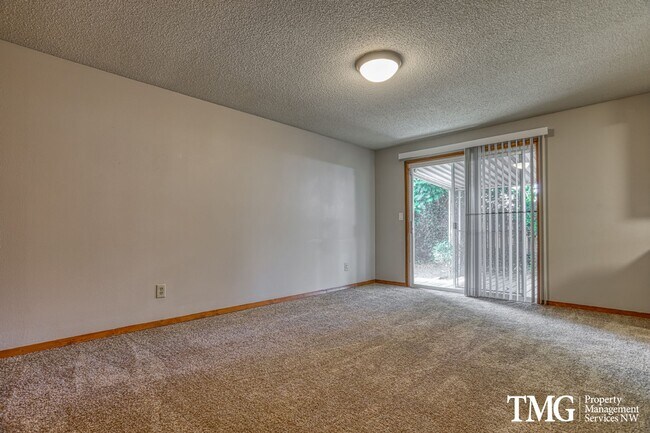 Building Photo - Charming single-family home!