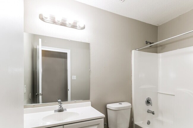 Building Photo - 4705 Waterfront Oak Dr