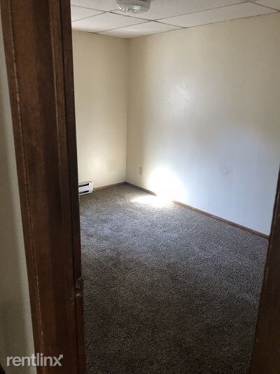 Building Photo - 3 br, 1 bath  - 1033 College St N  upper unit