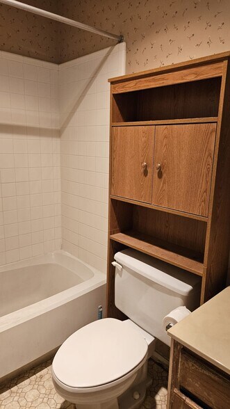 Bathroom/Toilet - 1202 Thorpe Ln