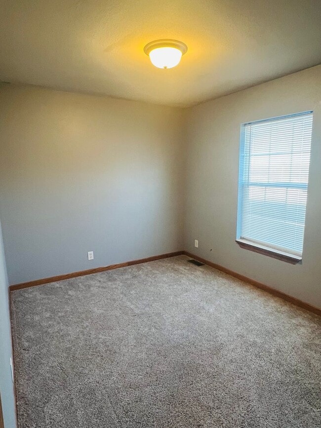 Building Photo - Charming Townhome, Prime Location, Cozy Living