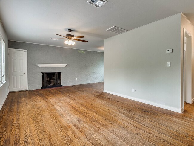 Building Photo - 1414 Oxford Way
