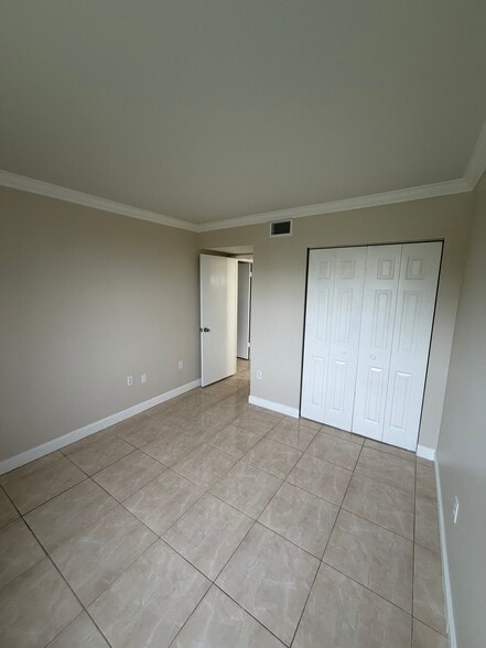 Building Photo - 9711 Fontainebleau Blvd
