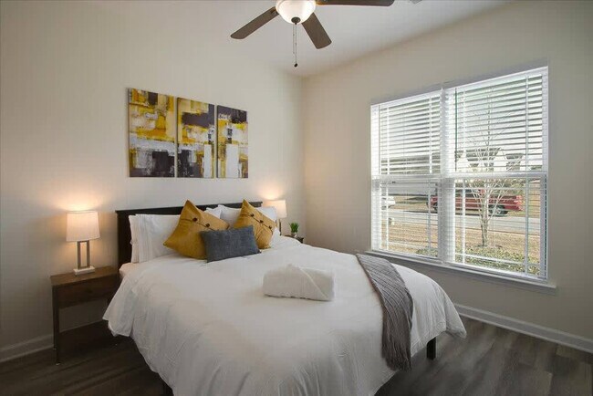 Building Photo - 11 Summer Lake Way