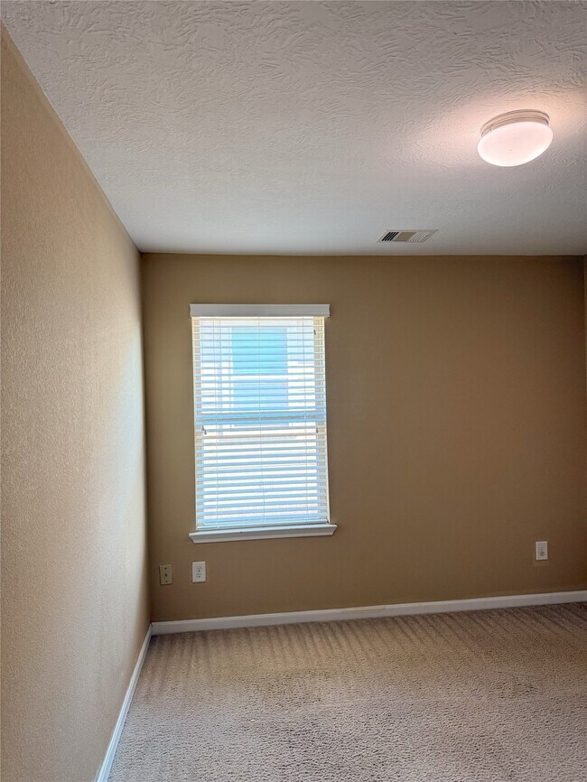 Building Photo - 2914 Acorn Oaks Dr