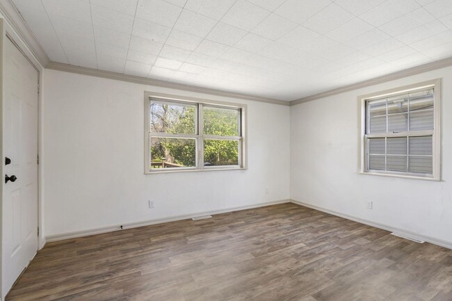 Building Photo - REMODELED 3 Bed | 1 bath | FENCED IN YARD ...