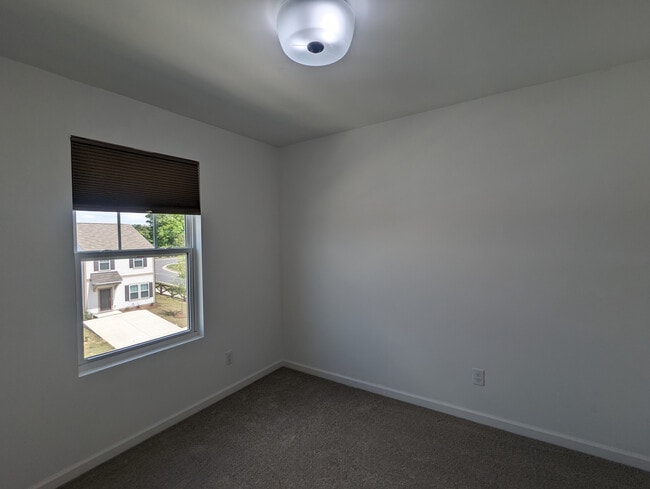 Building Photo - Room in Townhome on Scoter St