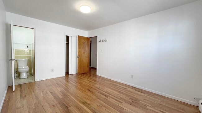 Building Photo - 421 Manila Ave