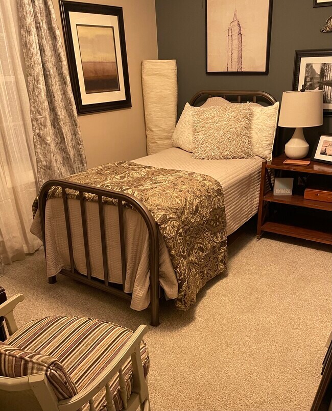 Building Photo - 724 Commodore Dr NW