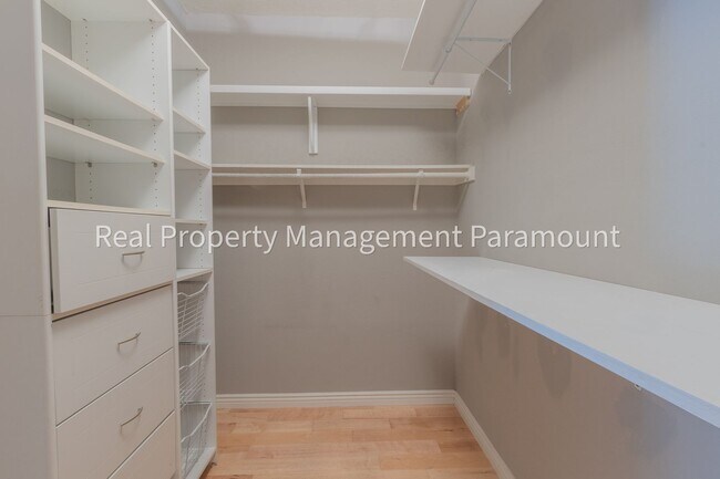 Building Photo - Don't miss out! 2 Bed 2 bath ready to go!