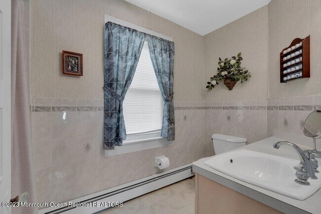 Building Photo - 683 Main Ave