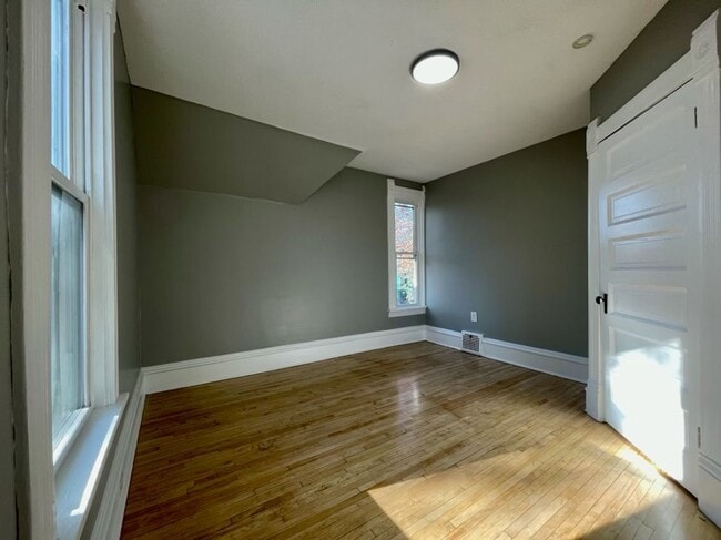 Building Photo - Captivating 3 Bedroom 1 Bathroom Single fa...