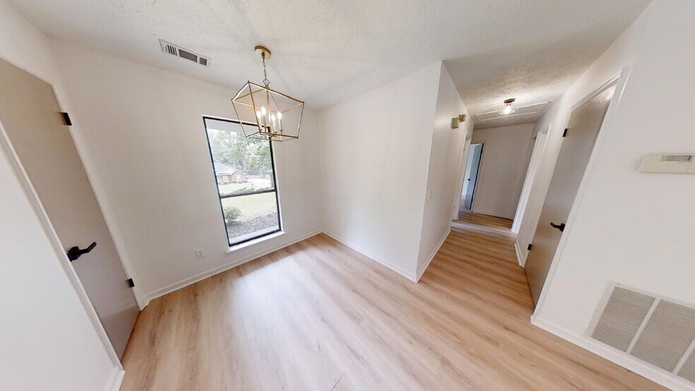 Building Photo - N Cedarbrook Bungalow