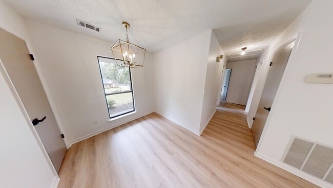 Building Photo - N Cedarbrook Bungalow