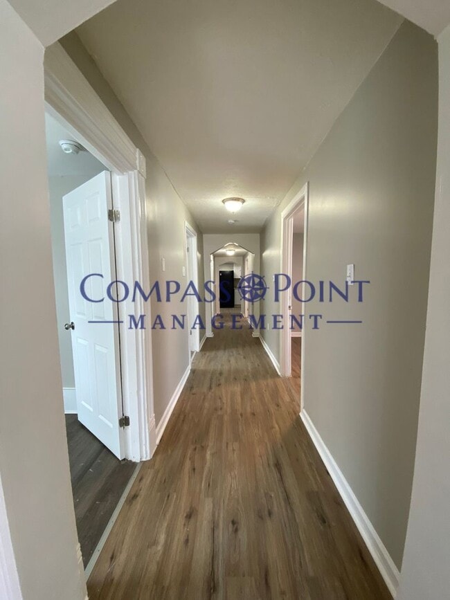 Building Photo - This huge 4 bedroom 1 bathroom house is Now Available!!