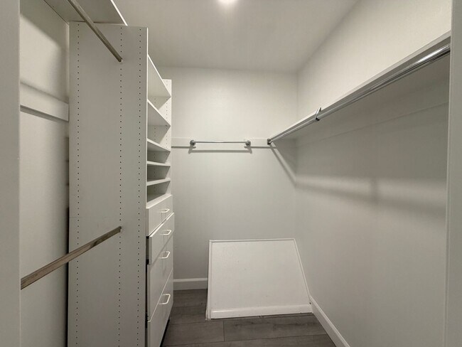Building Photo - 529 S Xenon Ct