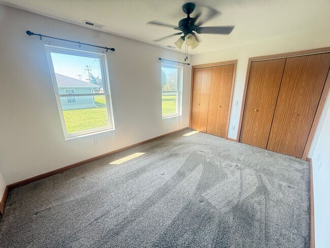 Building Photo - 1305 Country Club Dr