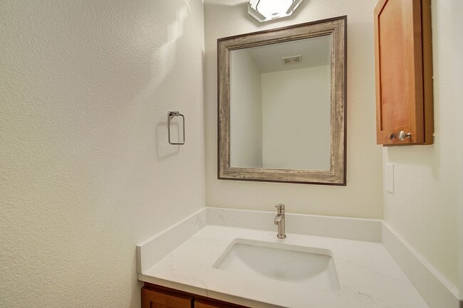 Building Photo - 2bd/2.5ba Kirkland Townhome